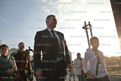 Mer Kijowa Witalij Kliczko,  sklada wiazanke kwiatow...