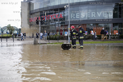 Zalane po intesywnych opadach deszczu skrzyżowanie...