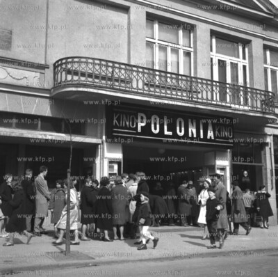 Sopot, przed kinem Polonia na ul. Boh. Monte Cassino....