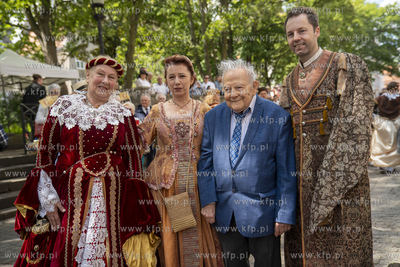 Święto ul. Św. Ducha w Gdańsku. Parada. Nz. prof....