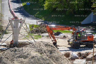 Trwa modernizacja wiaduktu drogowego i przebudowa kładek...