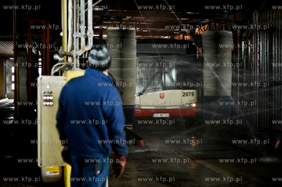 Pokaz mycia autobusow w zajezdni ZKM przy Al. Gen....