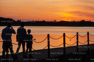 Wakacje w Łebie. Nz. Zachód słońca nad jeziorem...