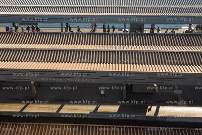 Gdańsk Wrzeszcz, widok z budynku Metropolia. Nz. Perony...