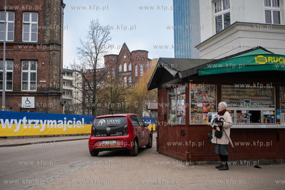 Banery z napisem WYTRZYMAJCIE! pojawiły się na ogrodzeniu...