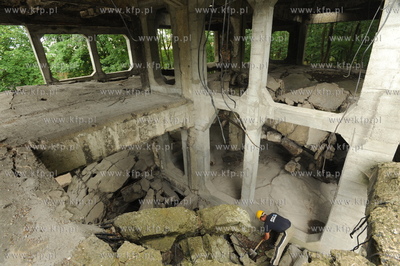 Westerplatte. Prace remontowe na terenie dawnych koszar...