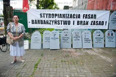 Gdansk. Wejscie do budynku Szpitala MSWiA. Manifestacja...