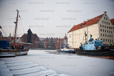 Gdansk. Niskie temperatury skuly lodem wody Motlawy....