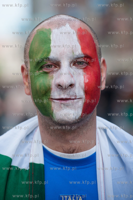 Gdansk. Ulica Dluga. Kibice Wloch udaja sie na mecz...