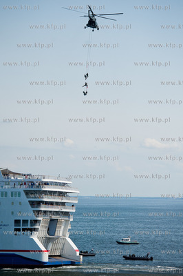 Gdynia. Swieto Morza. Pokaz dzialan antyterrorystycznych...