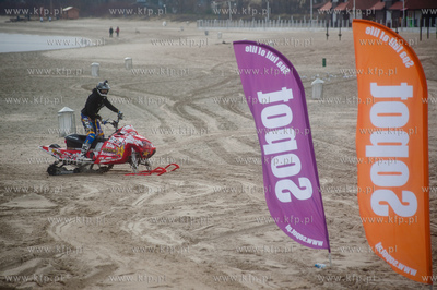 Sopot. Skok norwega Stiana Pedersena na skuterze snieznym...