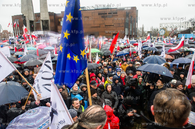 Gdansk. Plac Solidarnosci. Wiec dla obrony demokracji...