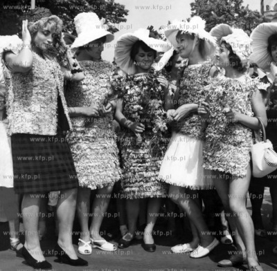 Oryginalnie ubrane studentki podczas juvenalii studenckich...