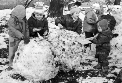 Dzieci lepia balwana w Gdyni - Oksywie.
03.02.1983
1luty83_z.kosycarz_p3
Fot....
