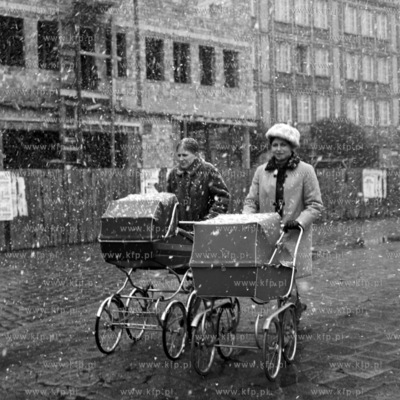 Spacer w sniegu na Targu Drzewnym w Gdansku.
11.1970
0002878z_listopad1970
Fot....