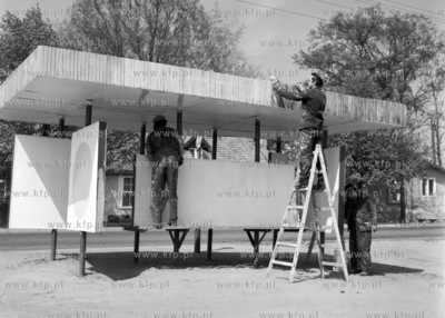 Malowanie wiaty przystankowej WPK w Swibnie.
21.05.1976
5maj76_z.kosycarz_p45
Fot....