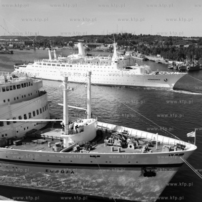 Wycieczkowce, na pierwszym planie bandery francuskiej...