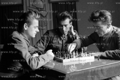 Partia szachów w czasie wolnym od słuzby wojskowej....
