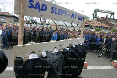 Wiec ok. 300 pracownikow Stoczni Gdanskiej . Stoczniowcy...