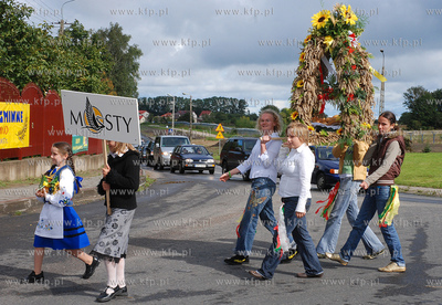 Kosakowo. Dozynki gminne. Nz. Przemarsz dozynkowego...