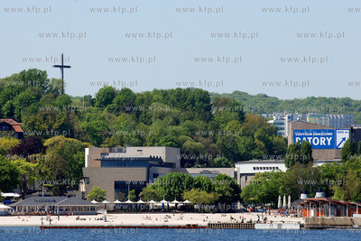 Gdynia - widok od strony morza. Nz. Plaza i Muzeum...