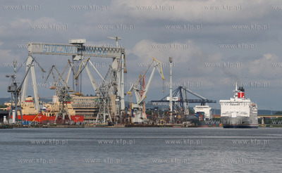 Prom Stena Baltica wyplywa z Portu Gdynia. W oddali...