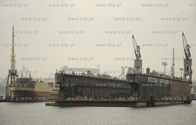 Nabrzeza gdynskiego portu. Nz. Suchy dok w Stoczni...