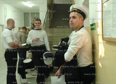 Kilkudziesieciu marynarzy, z usteckiego CSMW, oddalo...