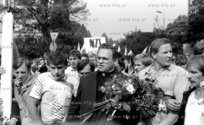 Pochod ze Stoczni Gdanskiej po zakonczeniu strajku...