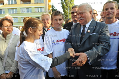 Prezydent Lech Walesa sklada kwiaty pod historyczna...
