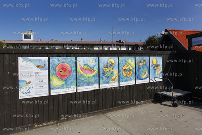 Hel po sezonie. Plakaty na ogrodzaniu Fokarium Stacji...