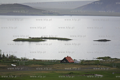 Islandia krajobraz wyspy, jezioro  Pingvallavatn  czerwic...