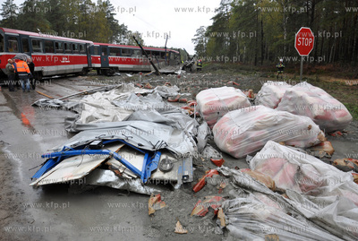 Na niestrzezonym przejezdzie kolejowym w Lipuszu TiR...