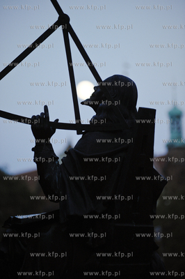 Trzy metrowy pomnik Jana Heweliusza autorstwa Jana...