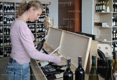 Winarium. Marek Kondrat i Syn sklep przy ulicy Swietojanskiej...