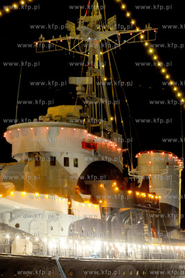 ORP BLYSKAWICA w nocnej iluminacji swietlnej zacumowany...