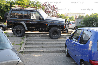 Terenowy moze wszytko, nawet parkowac na schodach....