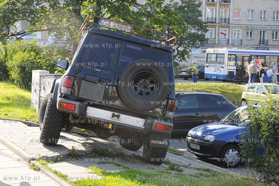 Terenowy moze wszytko, nawet parkowac na schodach....