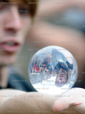 Pokaz zonglerki artystycznej w wykonaniu Krzysztofa...