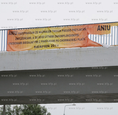 Baner z przeprosinami o "niebanalnej" tresci, ktory...