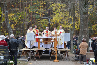 Dzien Wszystkich Swietych na cmentarzu parafialnym...