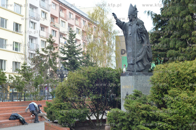 Gdynia. Sobota - wczesne godziny popoludniowe na placu...