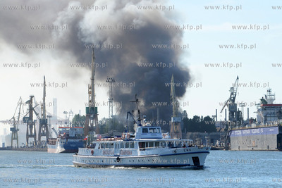 Pozar hali na terenie stoczni Marynarki Wojennej w...