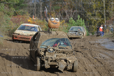 ZYWE TRUPY GRASOWAŁY W KOLIBKACH. Kolejna 14. juz...