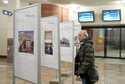 Dworzec Podmiejskie w Gdyni. Wystawa fotograficzna...