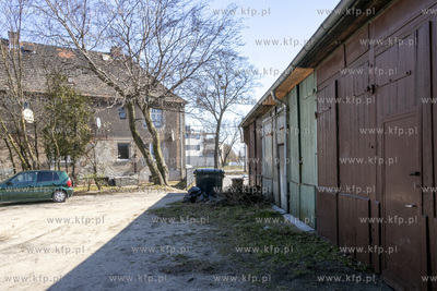 Garaż przy budynku mieszkalnym przy ulicy Powstańców...