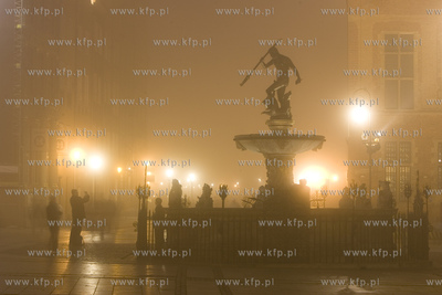 Zamglona gdanska starowka, Fontanna Neptuna. 27.11.2006...