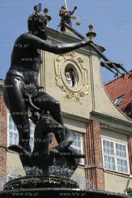 Panienka z okienka w Gdansku. 1.06.2003 fot. Wojtek...