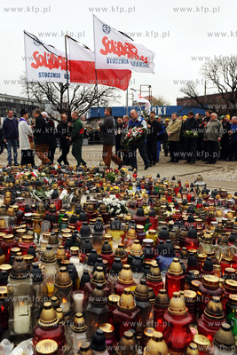Stoczniowcy ze Stoczni Gdanskiej w holdzie tragicznie...