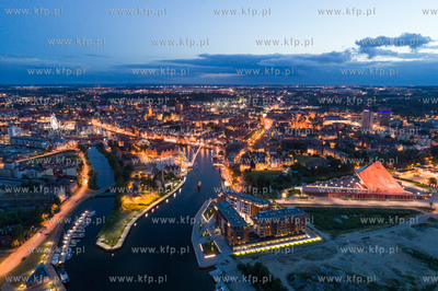Wieczorny Gdańsk, po prawej Muzeum II WŚ, po lewej...